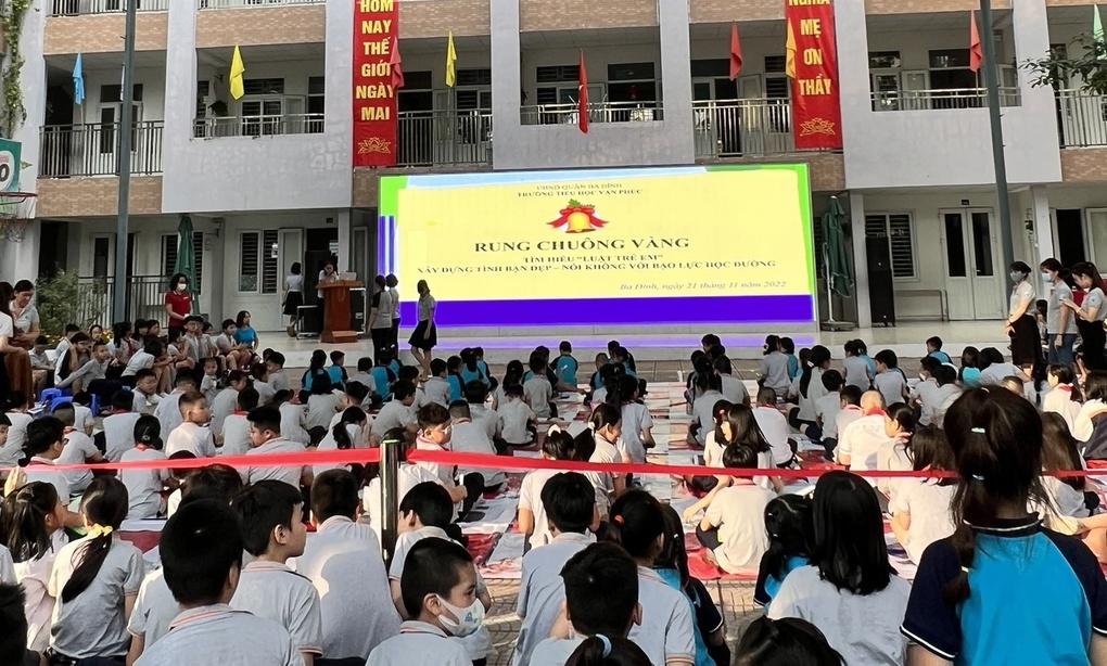 Sân chơi Rung chuông vàng với chủ đề "Tìm hiểu Luật trẻ em - Xây dựng tình bạn đẹp - Nói không với bạo lực học đường" thu hút sự tham gia sôi nổi của các bạn học sinh Trường Tiểu học Vạn Phúc