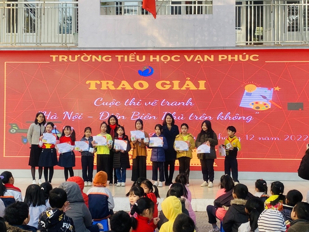 Trao giải cuộc thi vẽ tranh "Hà Nội - Điện Biên Phủ trên không" năm 2022 cấp trường