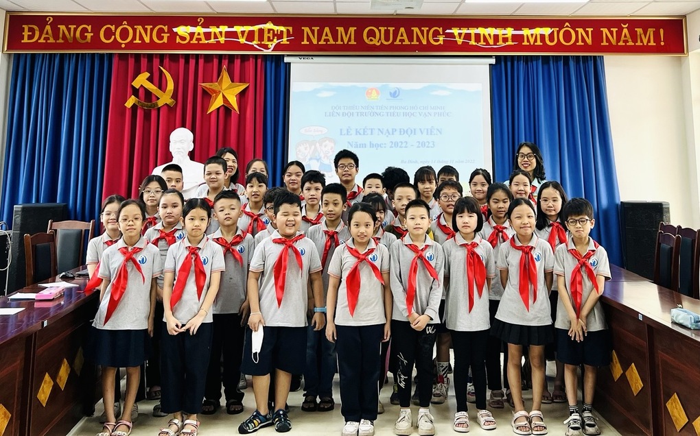 36 đội viên mới đứng trong hàng ngũ Đội TNTP Hồ Chí Minh của Liên đội Trường Tiểu học Vạn Phúc năm học 2022 – 2023