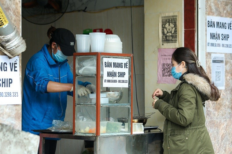 Quận Ba Đình yêu cầu hàng ăn bán hàng mang về, học sinh dừng đến trường