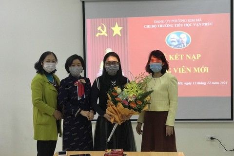 Lễ kết nạp đảng viên mới của Chi bộ Trường Tiểu học Vạn Phúc