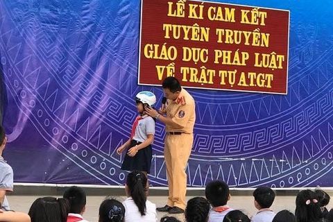 Lễ kí cam kết và tuyên truyền giáo dục Pháp luật về trật tự, an toàn giao thông tại Trường Tiểu học Vạn Phúc - Ba Đình năm học 2020 - 2021