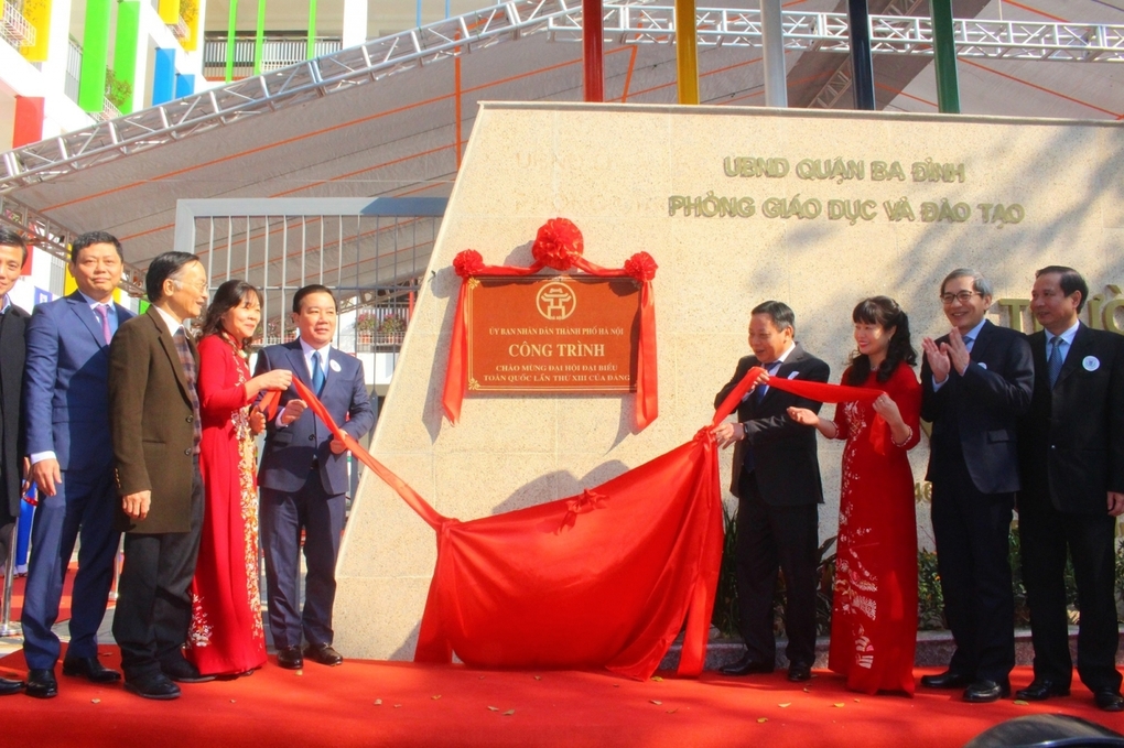 Hà Nội gắn biển công trình trường học chào mừng Đại hội XIII của Đảng