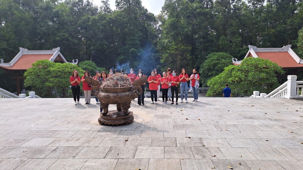 Chi bộ Trường Tiểu học Vạn Phúc dâng hương tưởng niệm Bác tại Khu di tích K9 - Đá Chông