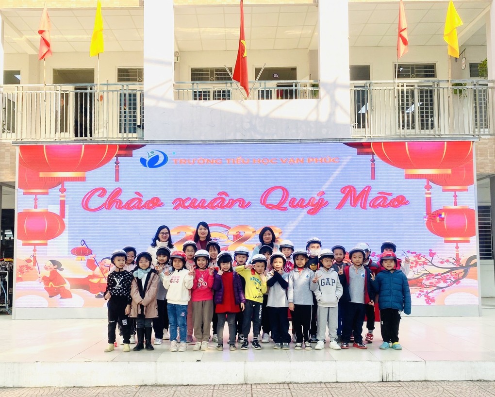 Rộn ràng chương trình Chào xuân Quý Mão 2023, trao tặng mũ bảo hiểm do Công ty Honda Việt Nam tài trợ cho tất cả học sinh khối 1, khối 2 của nhà trường.