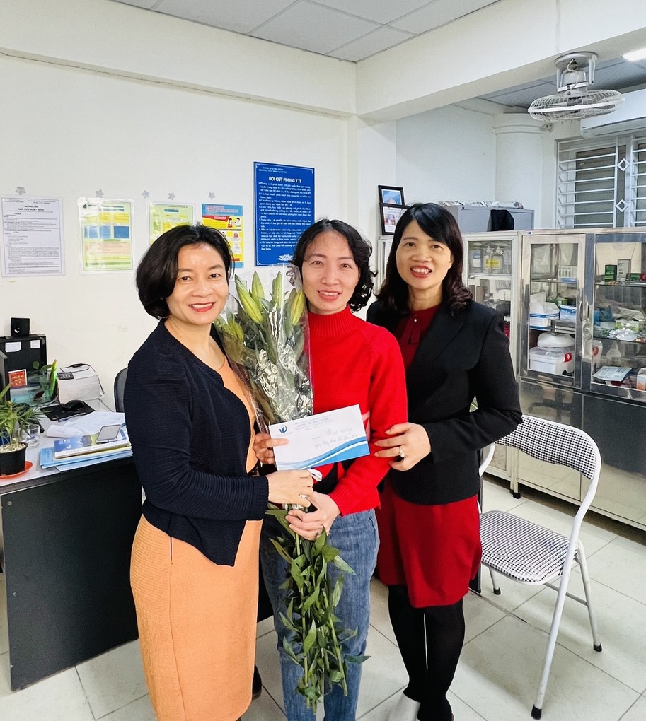 Ban giám hiệu Trường Tiểu học Vạn Phúc chúc mừng ngày Thầy thuốc Việt Nam