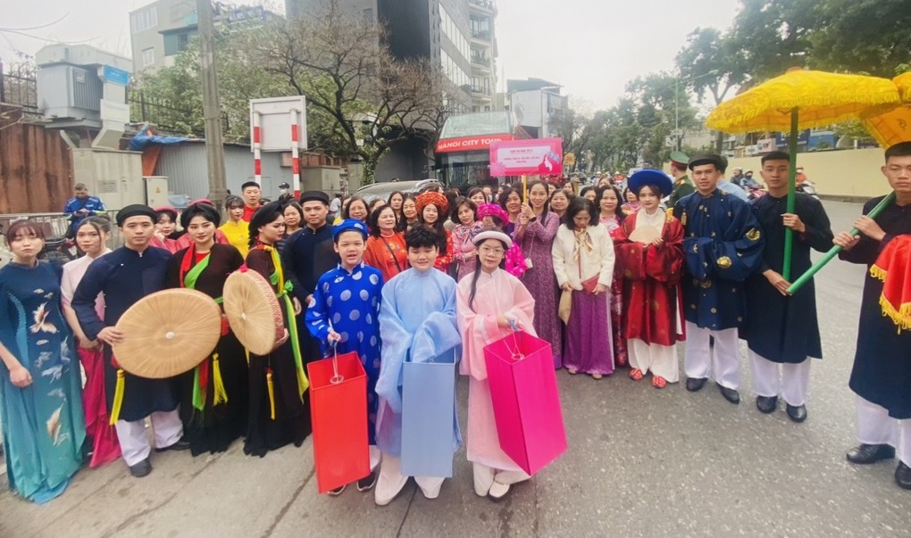 Học sinh Trường Tiểu học Vạn Phúc tích cực hưởng ứng tham gia chương trình “Phát động đợt thi đua cao điểm chào mừng kỷ niệm 75 năm ngày Bác Hồ ra lời kêu gọi thi đua ái quốc”