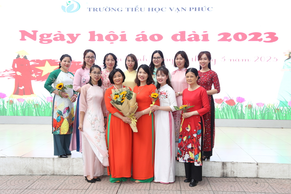 Các cô giáo Trường Tiểu học Vạn Phúc xinh tươi, duyên dáng hưởng ứng “Tuần lễ áo dài Việt Nam”