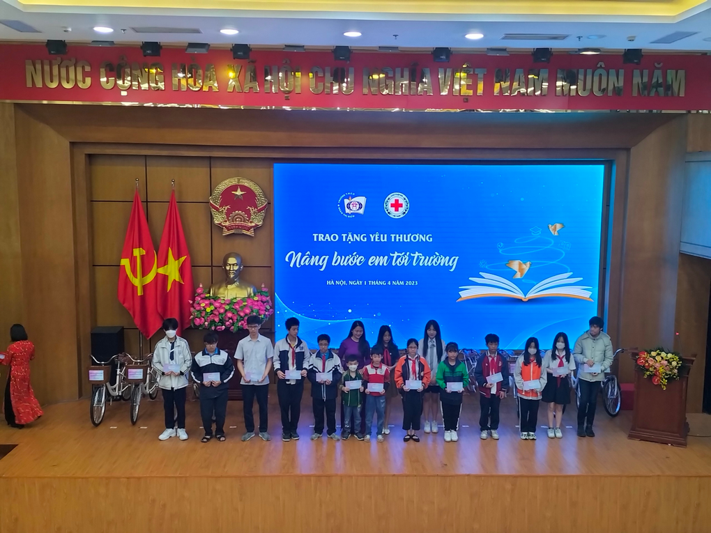 Hoạt động ý nghĩa: “Trao tặng yêu thương - nâng bước em tới trường”