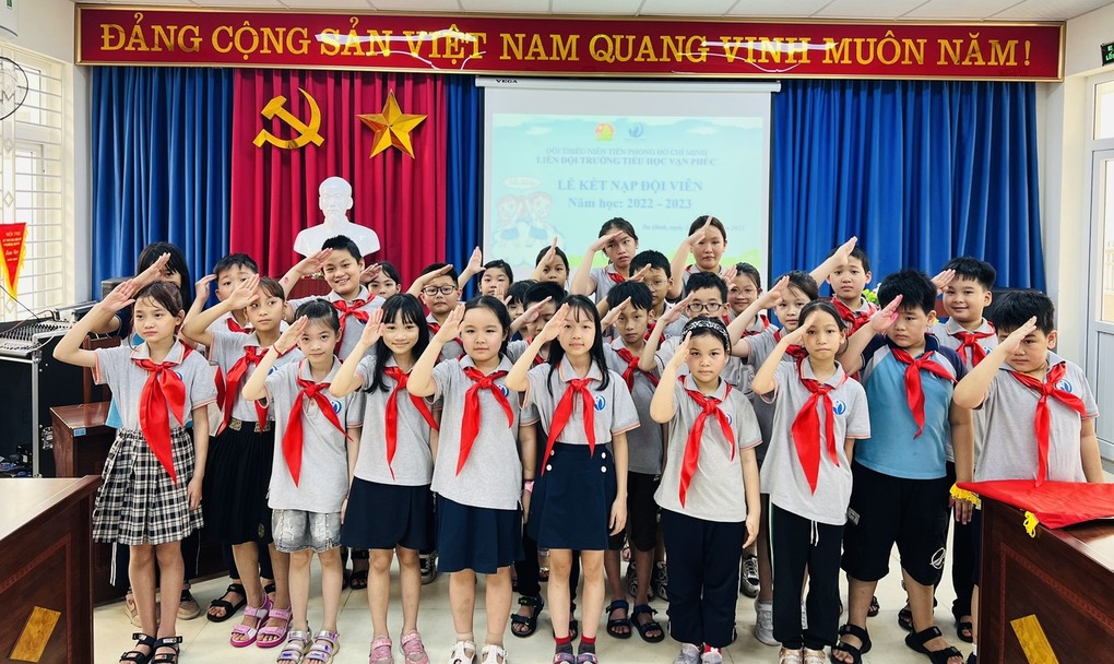 Lễ Kết nạp Đội năm học 2022 – 2023: 34 đội viên mới đeo trên vai chiếc khăn quàng đỏ thắm