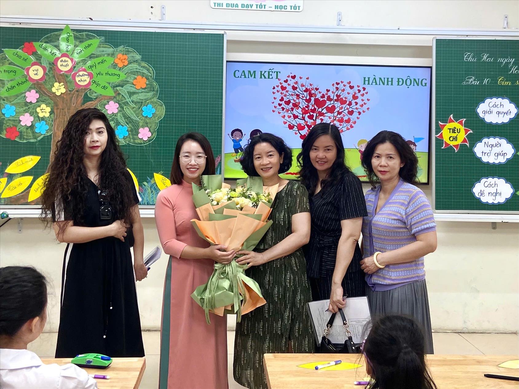 Cô giáo trẻ Đào Hồng Hạnh - Trường Tiểu học Vạn Phúc với tiết học thú vị tại Hội thi giáo viên chủ nhiệm giỏi cấp Quận năm học 2024-2025