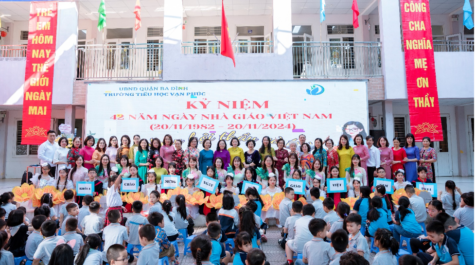 Trang trọng và ý nghĩa trong “Ngày hội thầy và trò” của Trường Tiểu học Vạn Phúc chào mừng kỷ niệm 42 năm Ngày nhà giáo Việt Nam (20/11/1982 -20/11/2024)