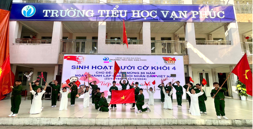 Âm vang bản anh hùng ca tại chương trình Sinh hoạt dưới cờ với chủ đề “Kỷ niệm 80 năm Ngày thành lập Quân đội Nhân dân Việt Nam” của khối 4 Trường Tiểu học Vạn Phúc