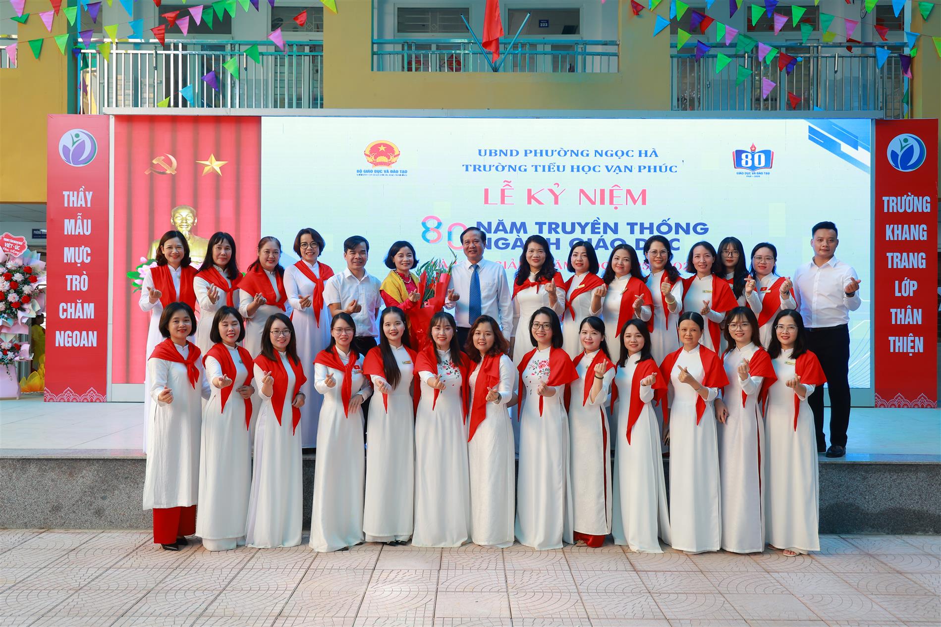 Rộn ràng Khai giảng năm học mới 2025-2026: Vạn Phúc “Tự hào truyền thống - Vững bước tương lai”