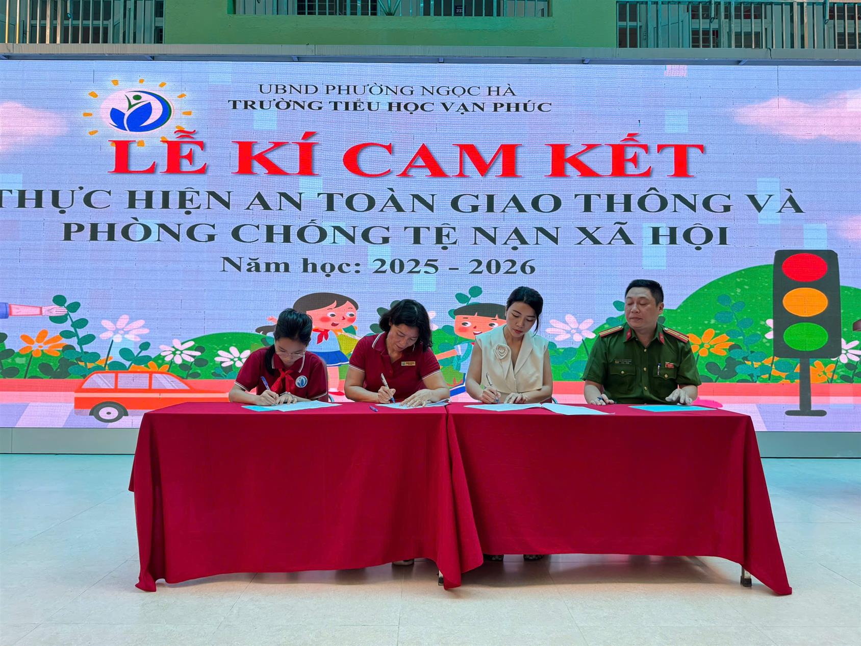 Học sinh trường Tiểu học Vạn Phúc với Lễ kí cam kết “Thực hiện an toàn giao thông và phòng chống tệ nạn xã hội” năm học 2025-2026