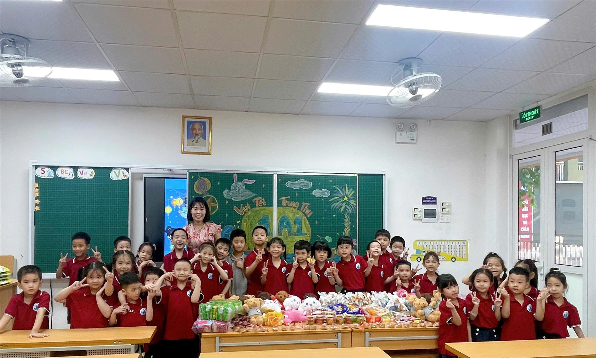 Vui Tết Trung thu cùng các bạn nhỏ lớp 1A1