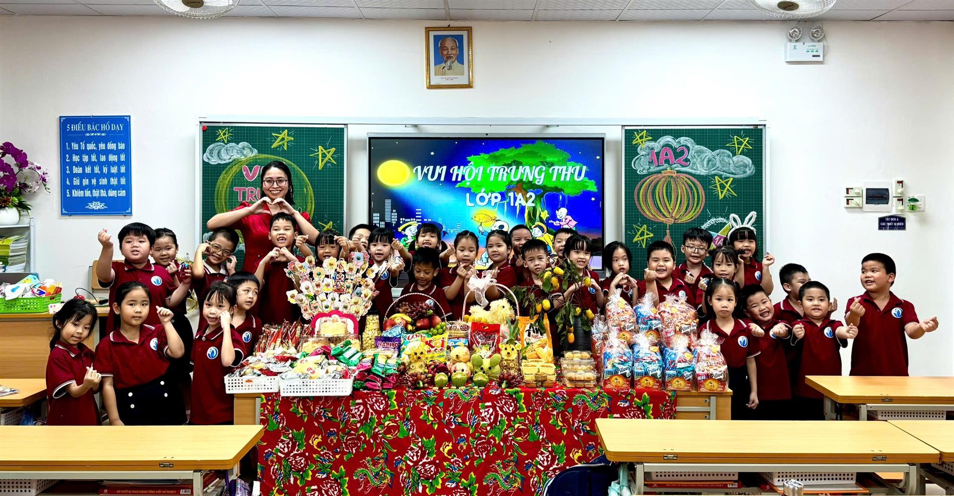 Vui Tết Trung thu cùng cô và trò lớp 1A2