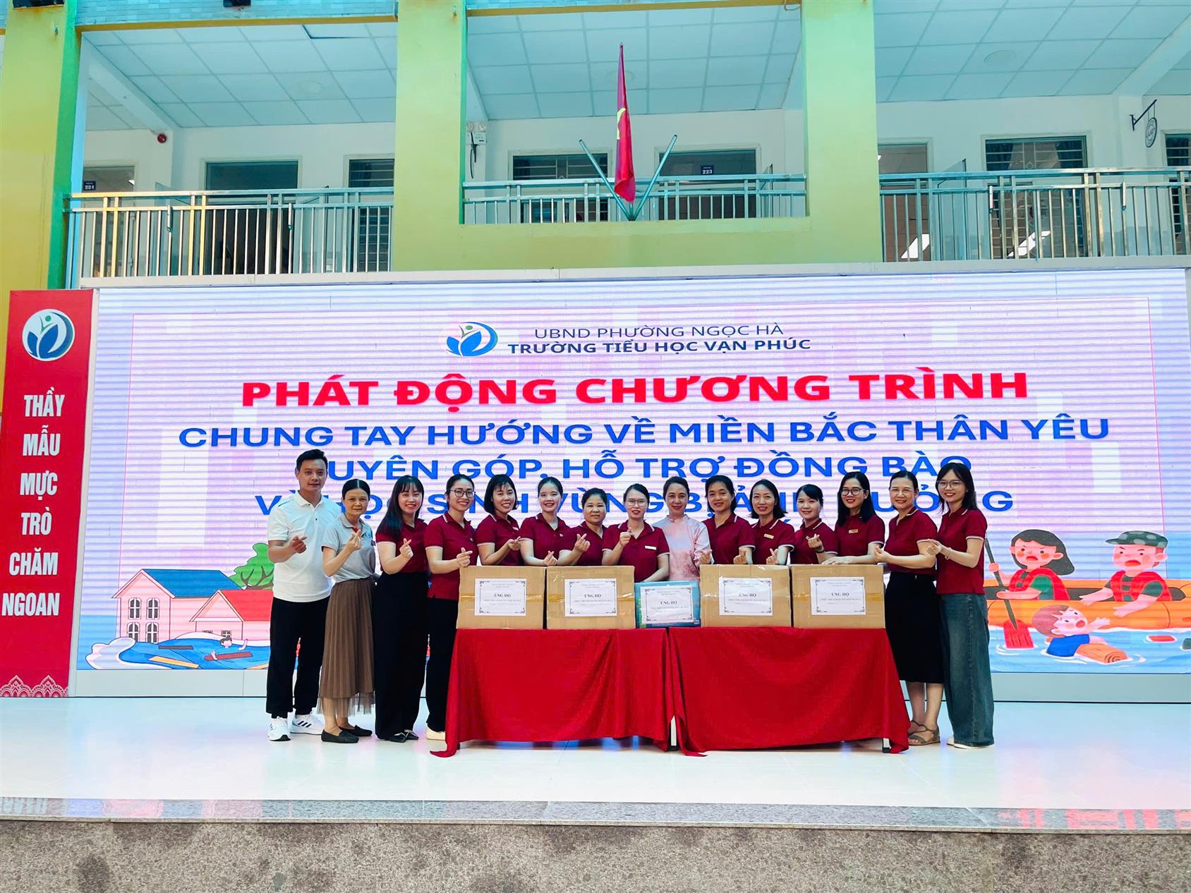 Thầy và trò trường Tiểu học Vạn Phúc chung tay quyên góp ủng hộ đồng bào và học sinh vùng bị ảnh hưởng bởi cơn bão số 10 và số 11.