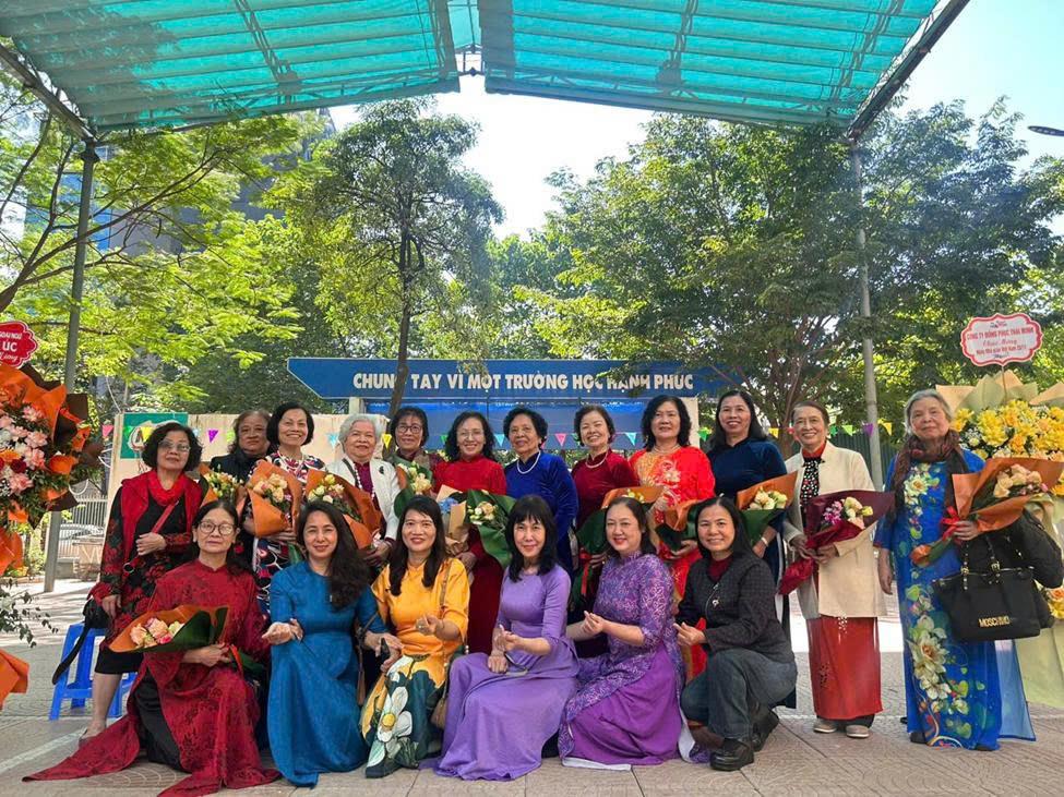 Ấm áp buổi Gặp mặt tri ân các cựu giáo chức trường Tiểu học Vạn Phúc - Hướng về Ngày Nhà giáo Việt Nam 20/11