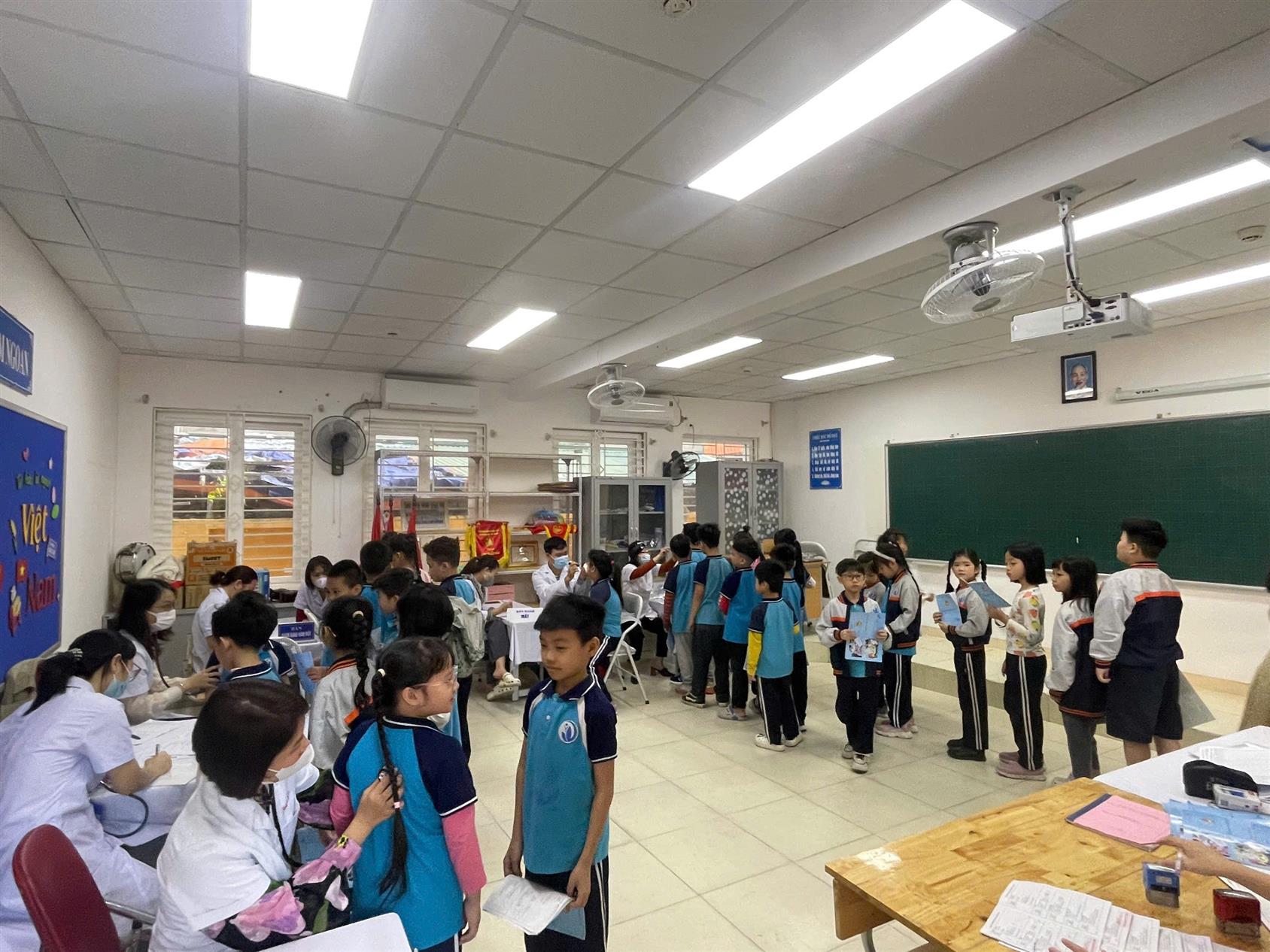 Trường Tiểu học Vạn Phúc tổ chức khám sức khỏe cho học sinh đầu năm học 2025 - 2026