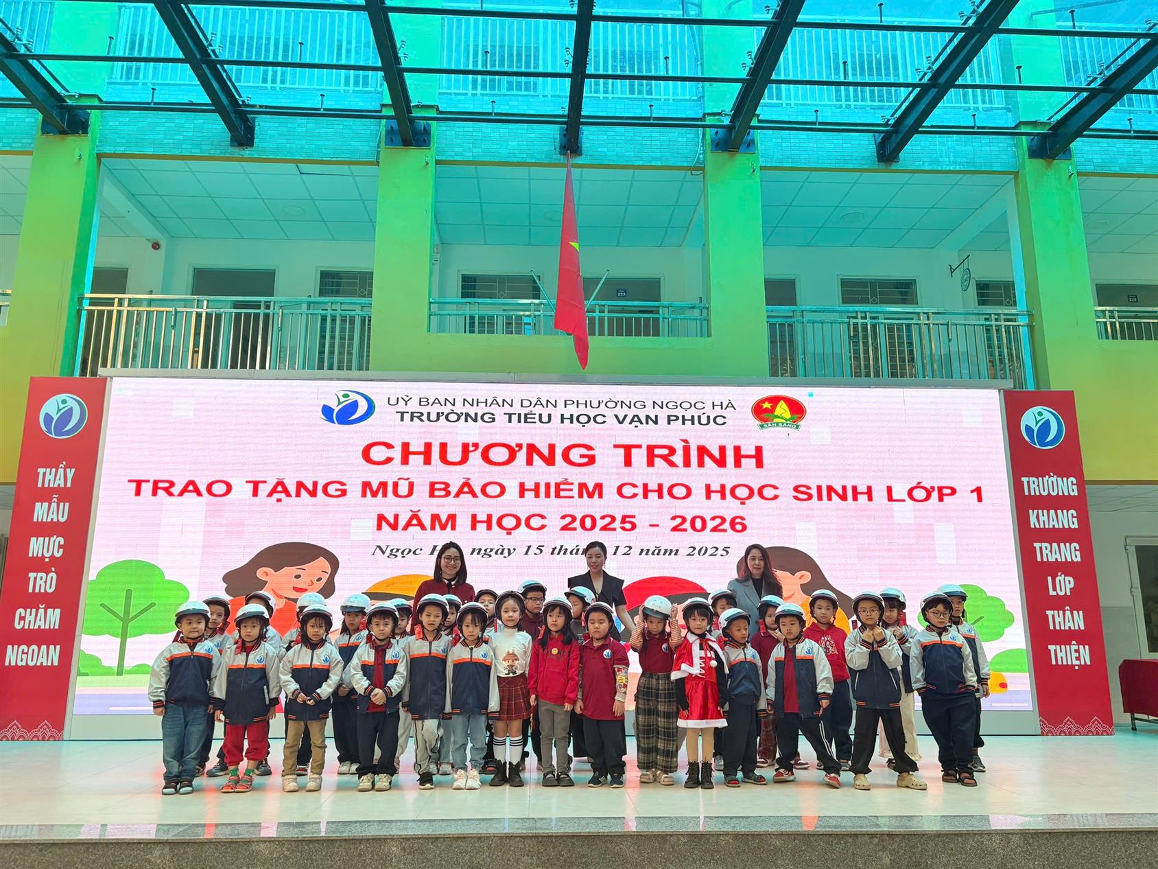 “An toàn giao thông cho nụ cười trẻ thơ” – Buổi sinh hoạt dưới cờ ý nghĩa tại Trường Tiểu học Vạn Phúc