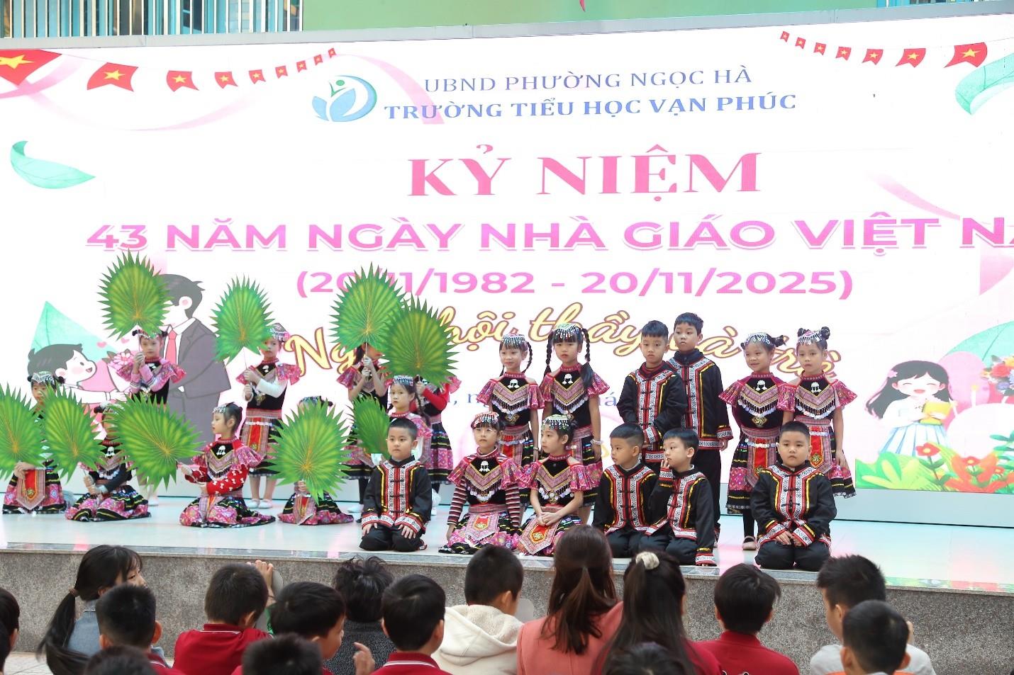 Trang trọng và ý nghĩa trong “Ngày hội thầy và trò” của Trường Tiểu học Vạn Phúc chào mừng kỷ niệm 43 năm Ngày nhà giáo Việt Nam (20/11/1982 -20/11/2025)