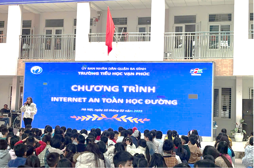 Buổi sinh hoạt đầu tuần đầy thú vị với nội dung “Internet an toàn cho học đường”