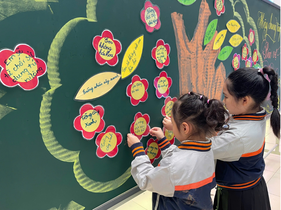 Trường Tiểu học Vạn Phúc tổ chức buổi Sinh hoạt dưới với chủ đề “Giữ gìn vệ sinh trường lớp Sáng - Xanh - Sạch - Đẹp; Tuyên truyền phân loại rác”