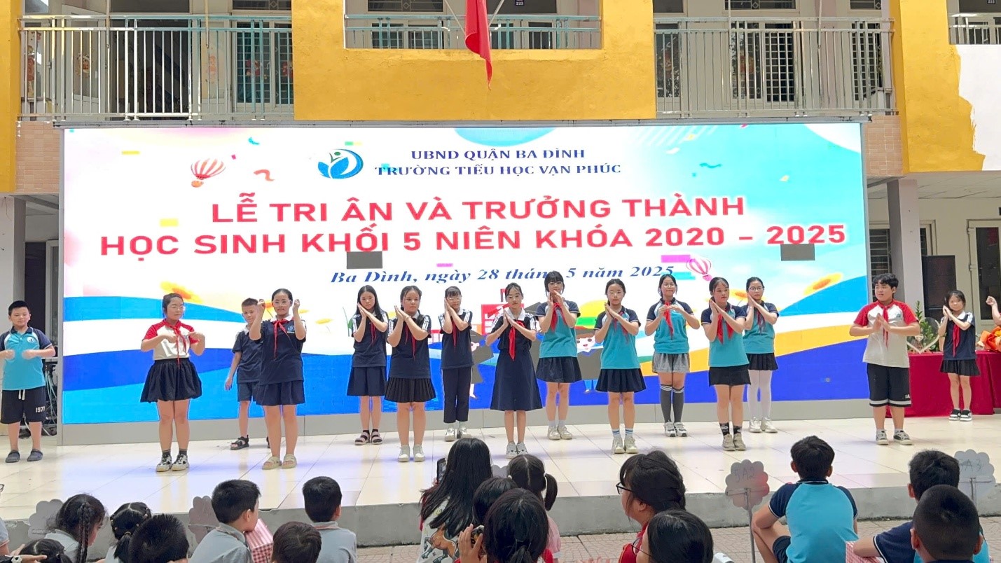 Xúc động Lễ Tri ân và Trưởng thành của học sinh lớp 5 trường Tiểu học Vạn Phúc.