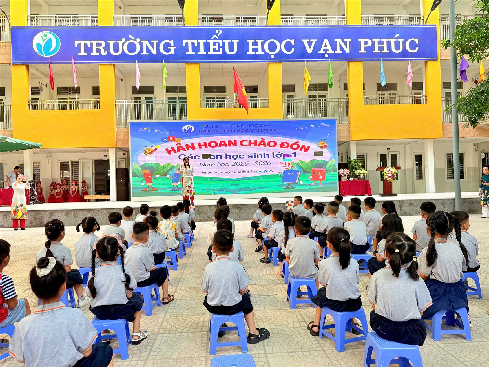 Chào đón heo con lon ton đi học