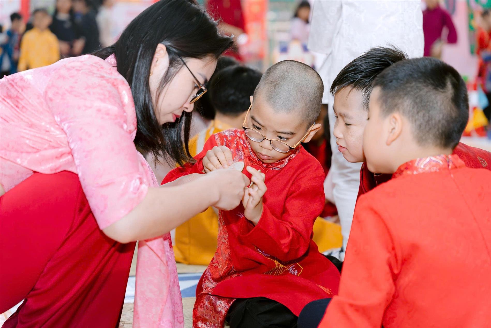 Giữa sắc xuân rộn ràng của sân trường Tiểu học Vạn Phúc, tập thể lớp 1A2 đã có một ngày hội đầu năm ngập tràn tiếng cười, nơi những trái tim nhỏ bé lần đầu chạm vào vẻ đẹp truyền thống dân tộc.