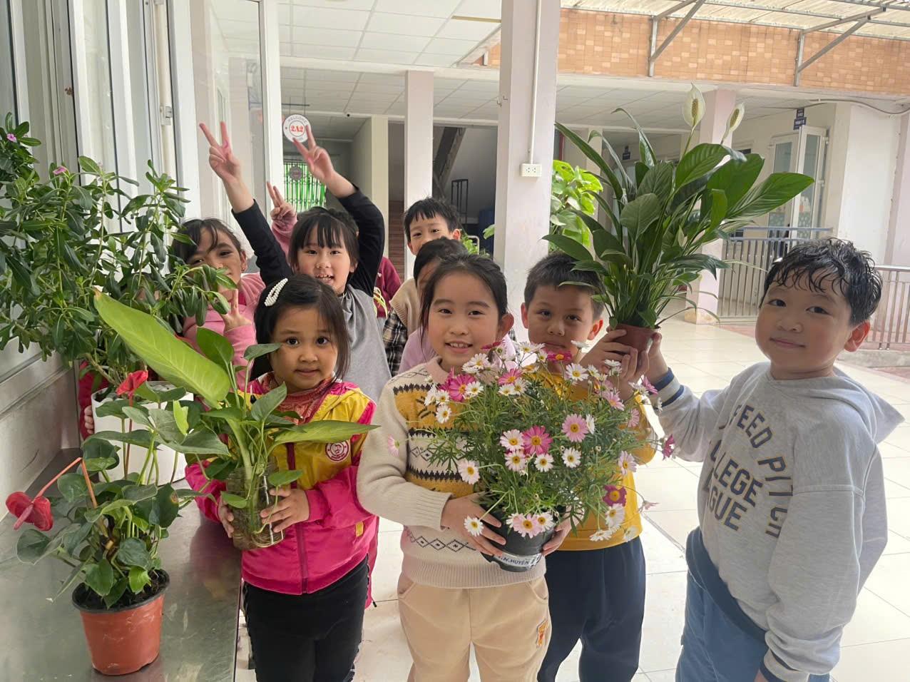 Hưởng ứng Tết trồng cây “Đời đời nhớ ơn Bác Hồ” của thầy và trò trường Tiểu học Vạn Phúc.