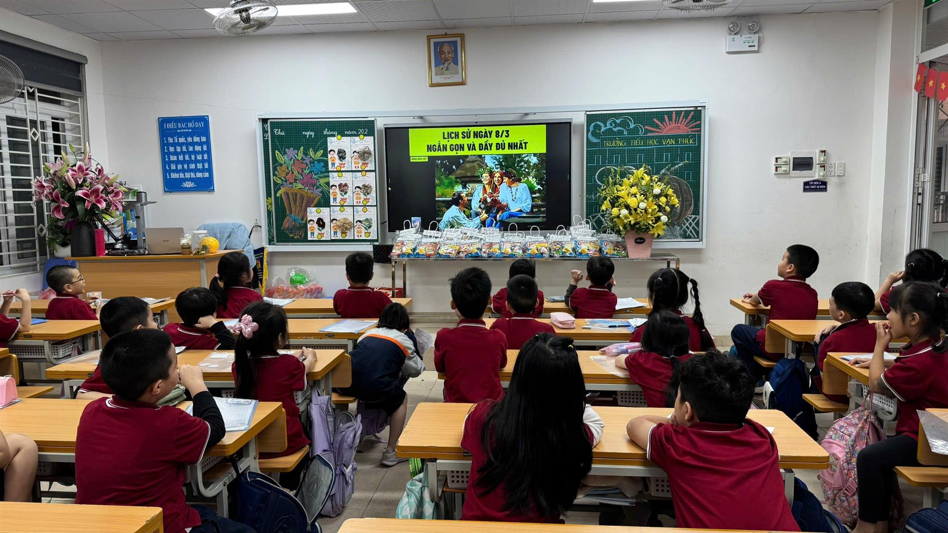 TRƯỜNG TIỂU HỌC VẠN PHÚC – NGÀY 8/3 ẤM ÁP TRONG TỪNG LỚP HỌC