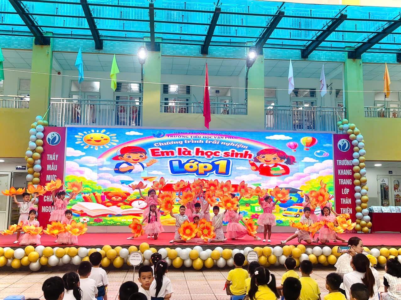 Trường Tiểu học Vạn Phúc rộn ràng đón các bé trường Mầm non đến tham quan, trải nghiệm.