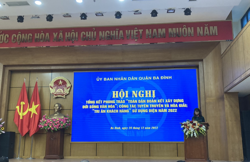 Đ/c Lê Thị Khanh- TP văn hóa, thông tin quận đọc báo cáo về phong trào “ Toàn dân đoàn kết xây dựng đời sống văn hóa năm 2022”