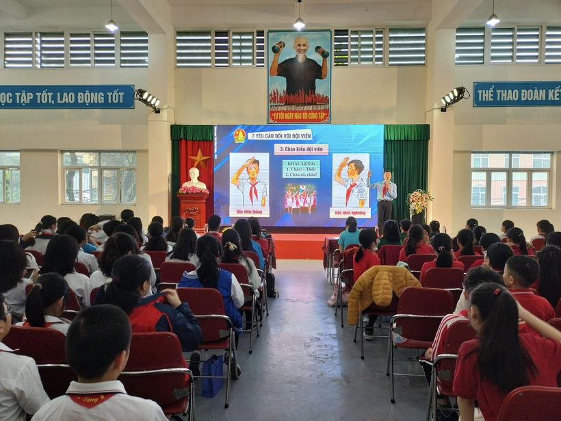 Có thể là hình ảnh về 2 người và mọi người đang học