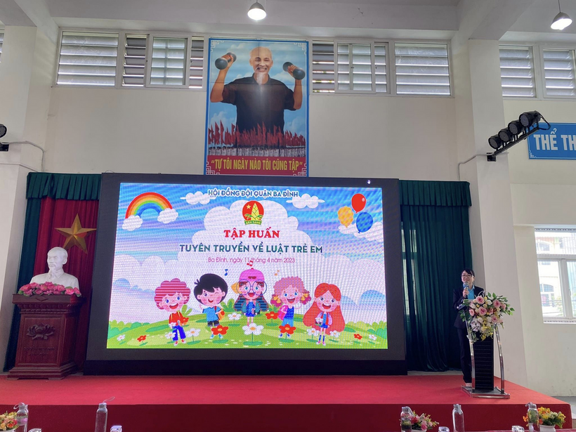 Có thể là hình ảnh về 2 người