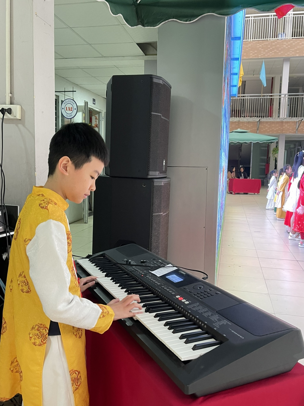 C:\Users\Techsi.vn\Desktop\Ảnh 2022-2023\CLB đàn\z4214443298415_4d03656c79cb10ae984ac151e4bfdde8.jpg