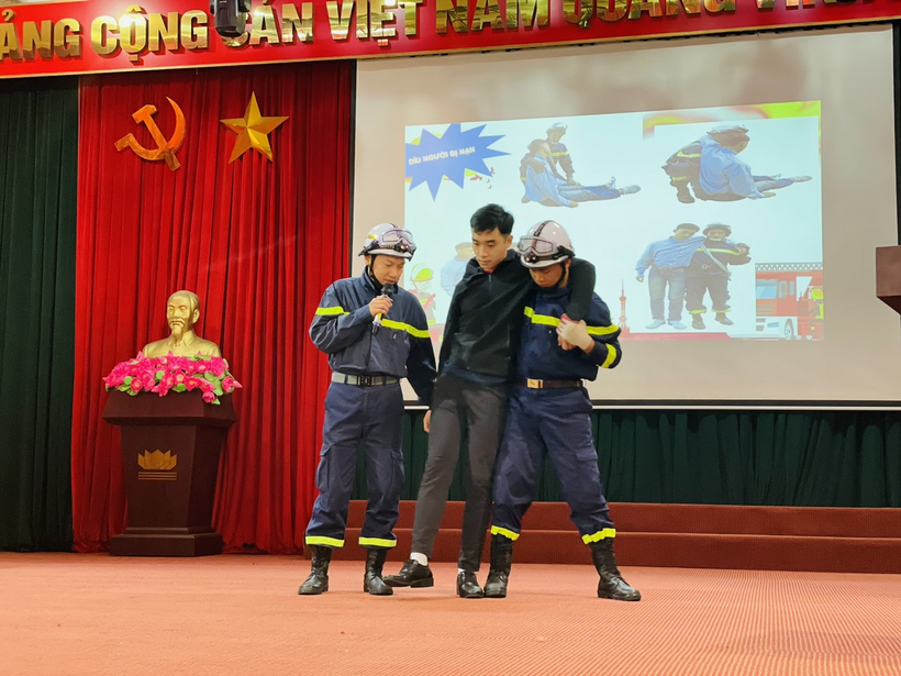 A picture containing text, personDescription automatically generated