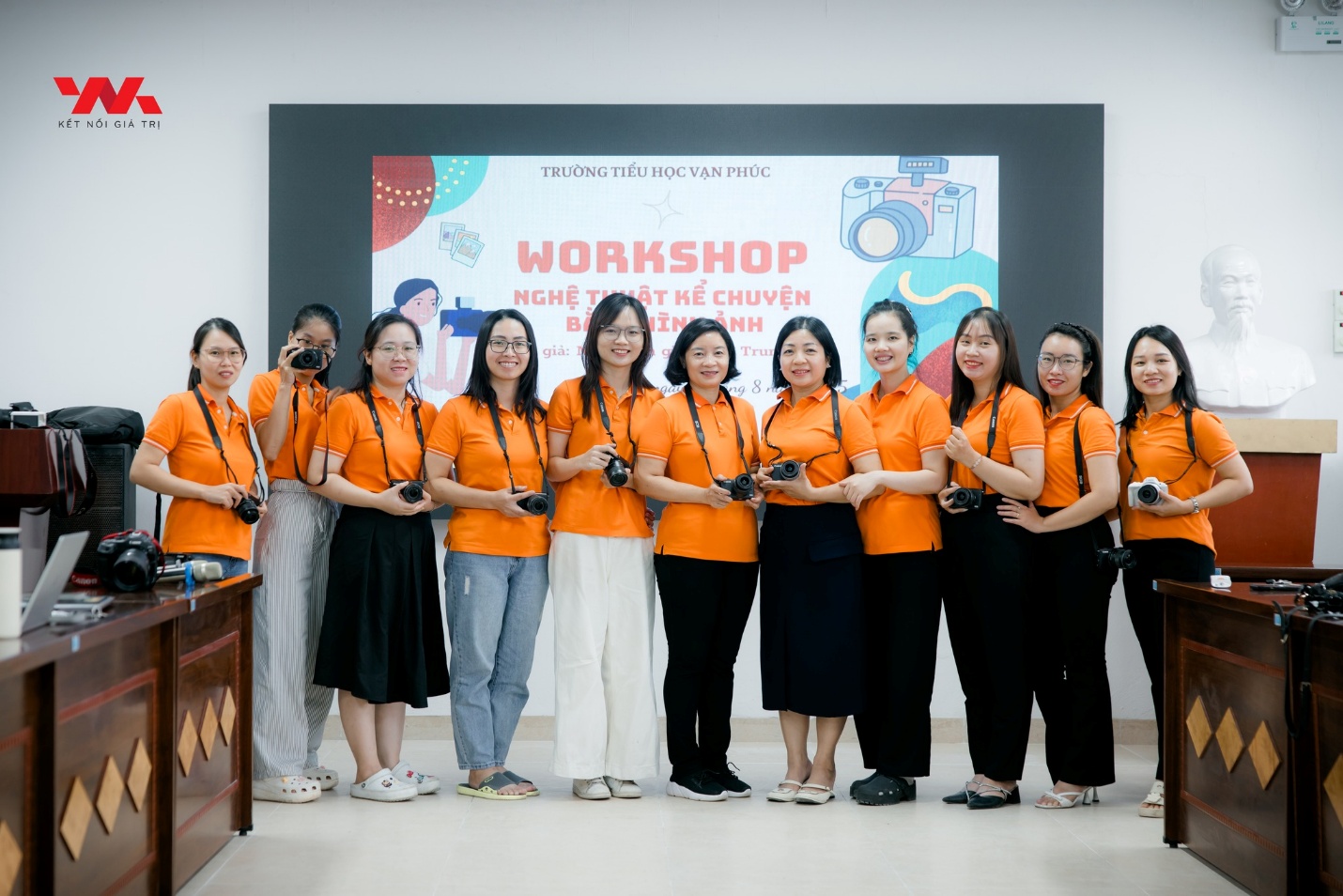 Có thể là hình ảnh về 5 người và văn bản cho biết 'Y KET Νθι KETNDIGIATRI CIA AT TRI TRƯỜNG-TIÊUHỌCVẠNPHÚC VẠN PHC TRƯỜNG ΓιΕυ HOC ..... WORKSHOP NGHỆ TIMHẬT HEτ/ΝΈςΗυνΈΝ ÄT KỂ CHUYỆN B/ ÎN NH Tru giả: o'