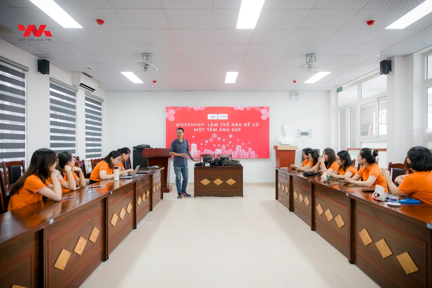 Có thể là hình ảnh về 8 người và văn bản cho biết 'YNK KET TRI e Kлeoe Caure WORKSHOP: AM TH NÀO WORKSHOP:LAMTHENAODECO ĐỂ có MOT TẨM ẢNH ĐẸP'