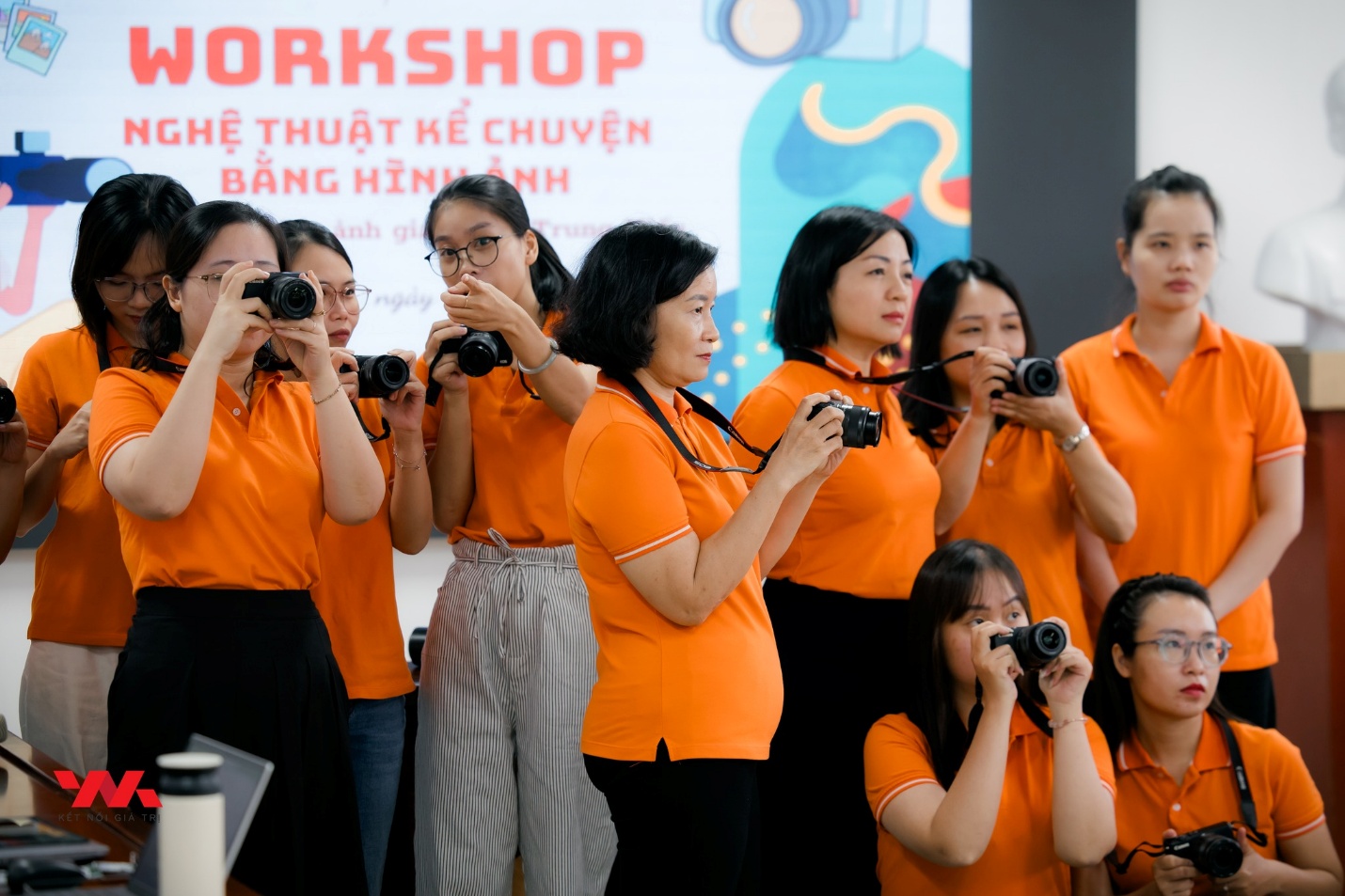 Có thể là hình ảnh về 8 người và văn bản cho biết 'WORKSHOP NGHỆ THUẬT KỂ CHUYỆN BĂNG HINHANH NH HÌN nh gi ngày ر YNK'