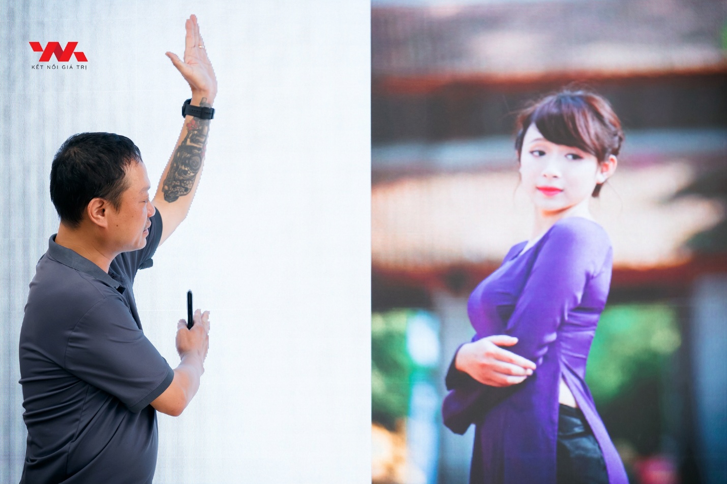 Có thể là hình ảnh về 2 người và văn bản