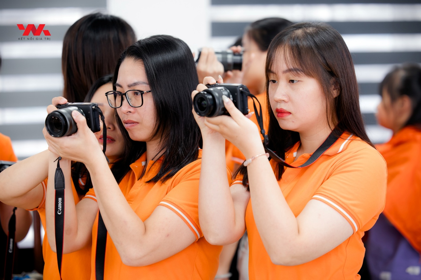 Có thể là hình ảnh về 3 người và văn bản cho biết 'NK κέT NÓIGIA KETNIGIATRI GIA TRI Canon'