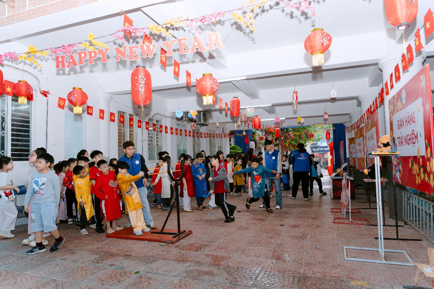 C:\Users\84356\Downloads\san choi.jpg