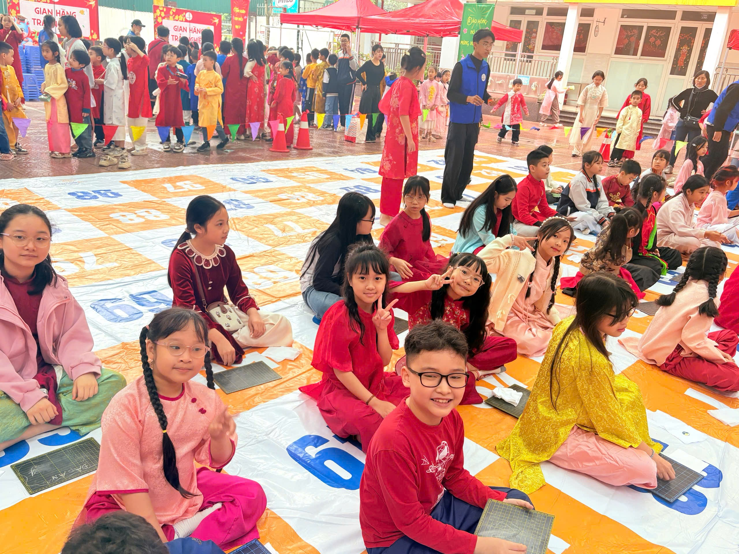 A group of children sitting on the floor
Description automatically generated