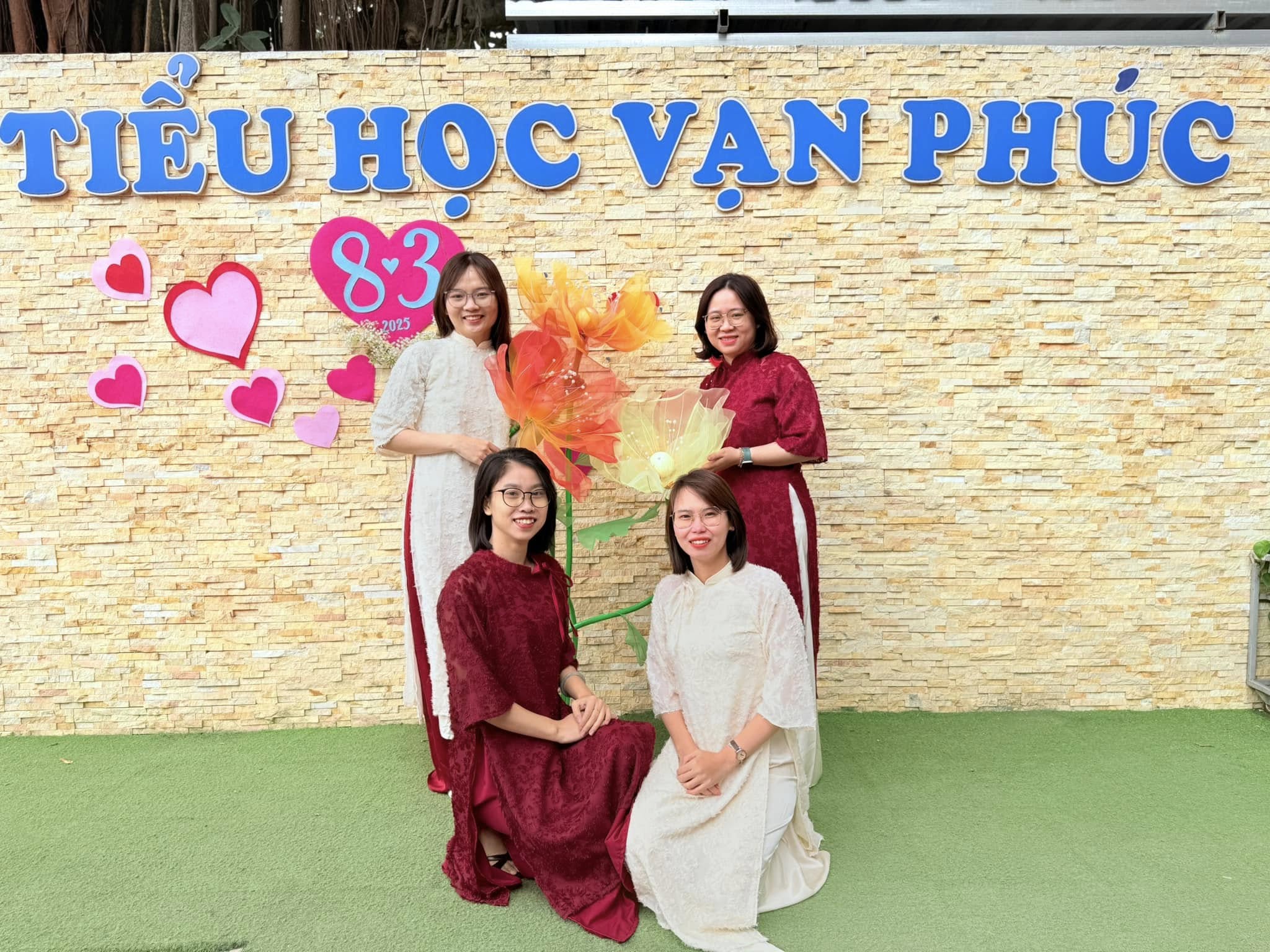 Có thể là hình ảnh về 4 người và văn bản