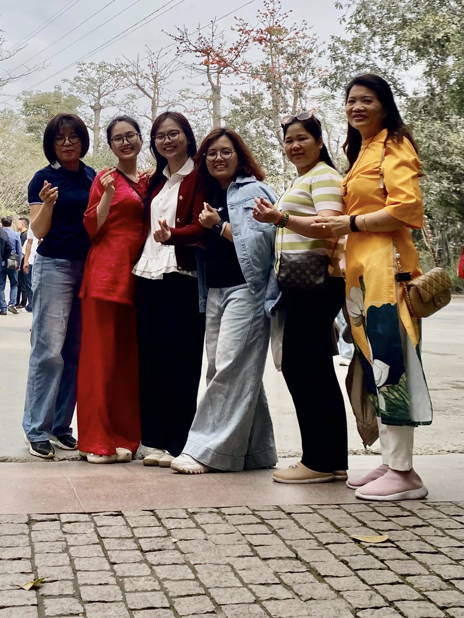 Có thể là hình ảnh về một hoặc nhiều người