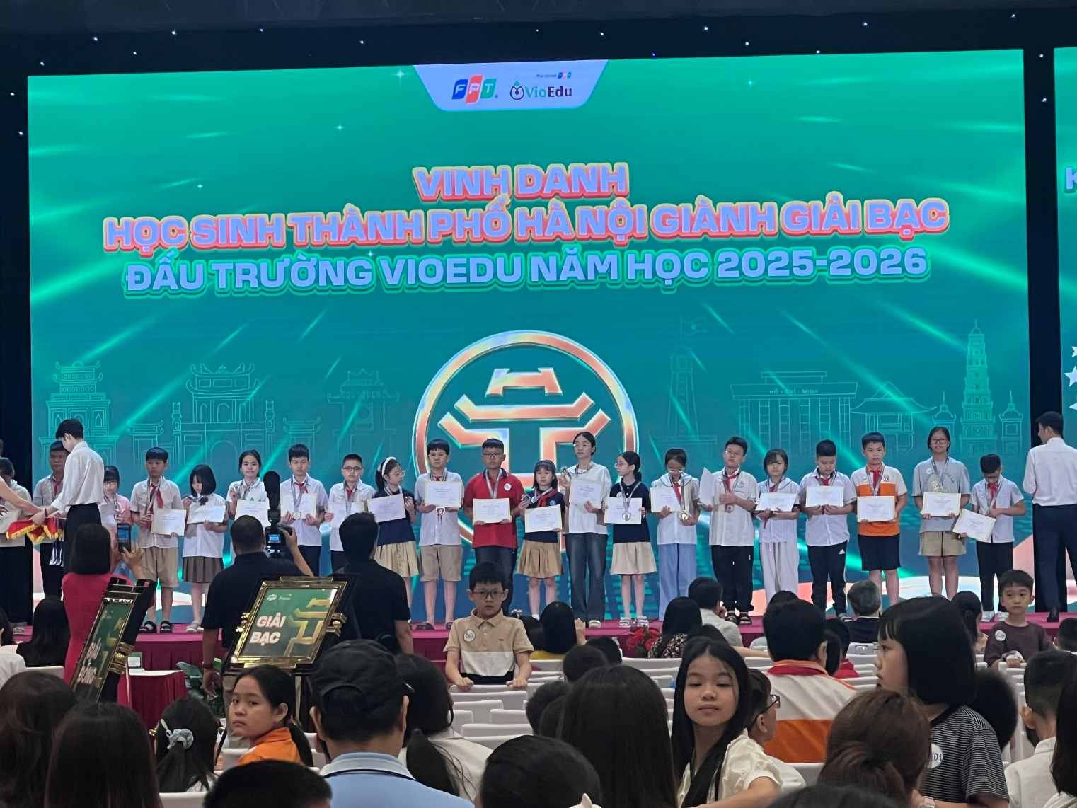 C:\Users\84356\Desktop\WEB\1 chau vioedu ảnh tp.jpg