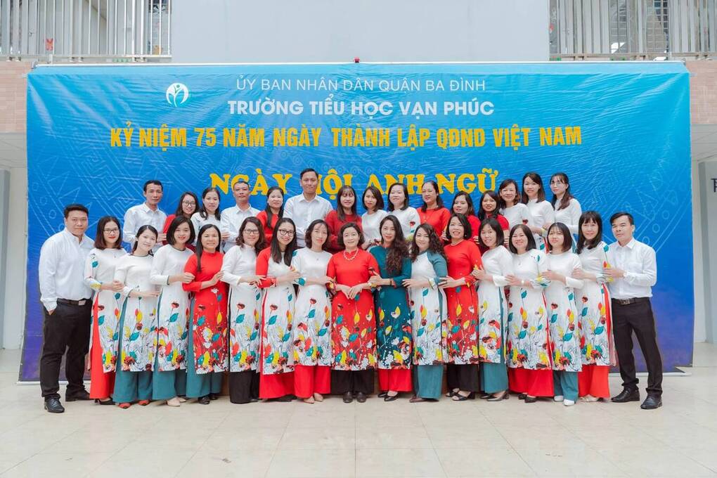 Tập thể GV trường Tiểu học Vạn Phúc